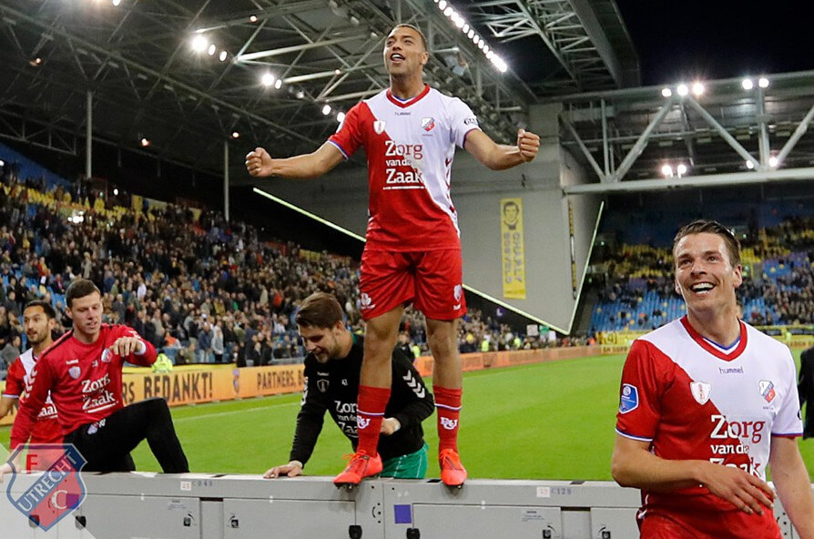 Cyriel Dessers viert de overwinning. Foto: FC Utrecht
