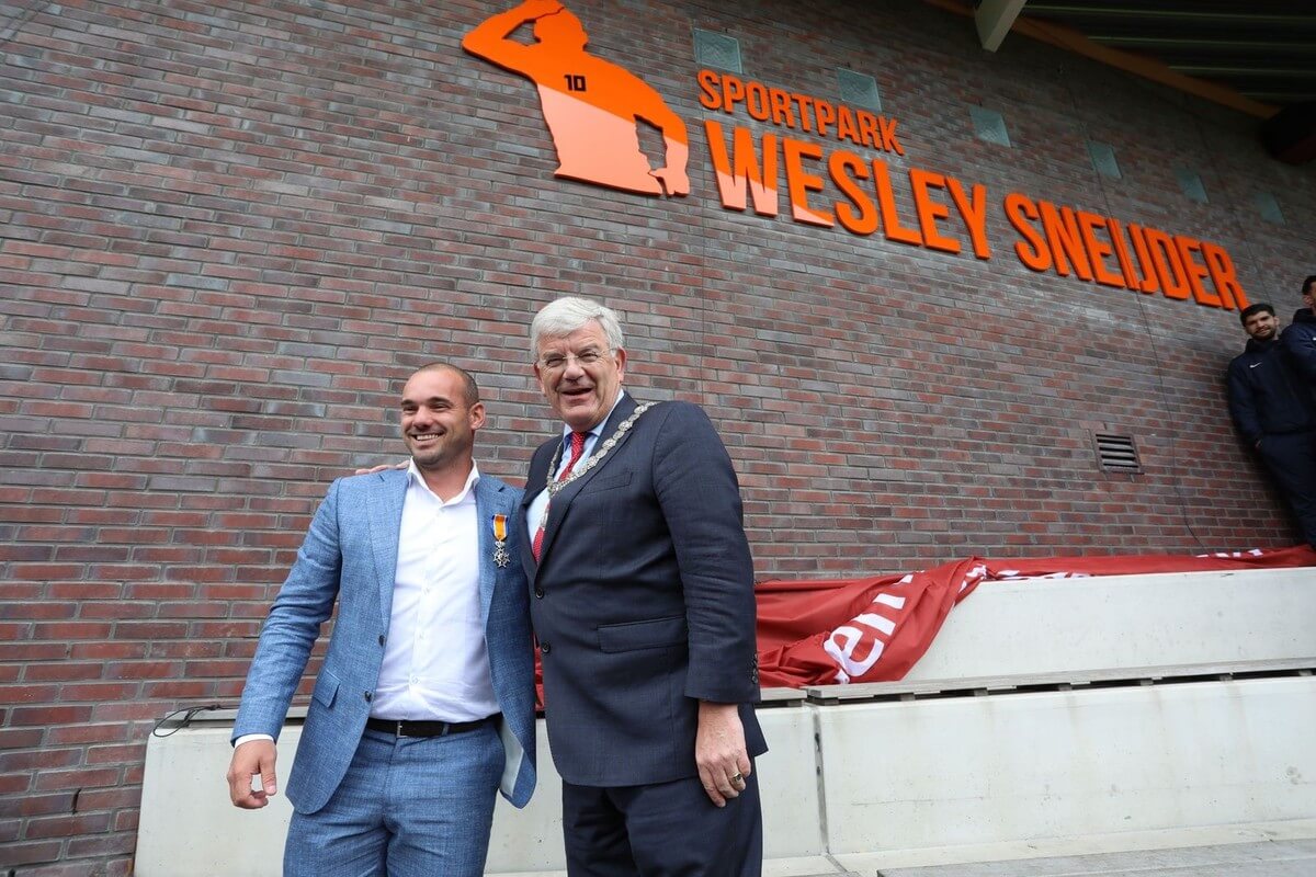 DHSC en de gemeente vernoemen het sportpark naar Wesley Sneijder. Foto: Ton van den Berg
