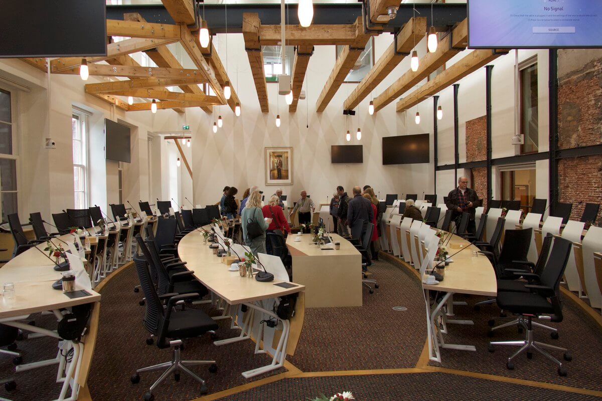 De leeuwenkuil; de raadszaal in het stadhuis. Foto: Ton van den Berg