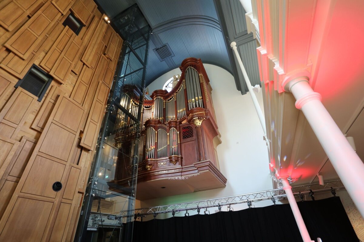 Kerkorgel en lift in de voormalige Westerkerk. Foto: Ton van den Berg
