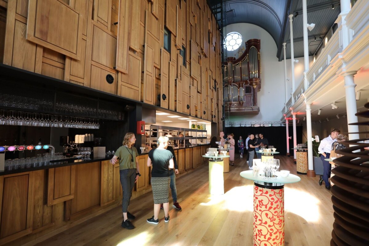 De voormalige kerk is nu grand-cafe en hostel. Foto: Ton van den Berg