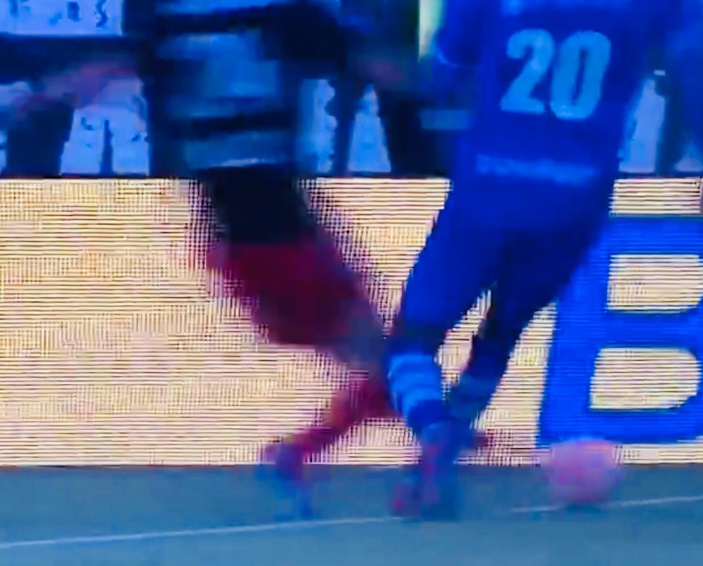 Wat dit een strafschop? De 3-3 was het gevolg. Foto: Twitter.