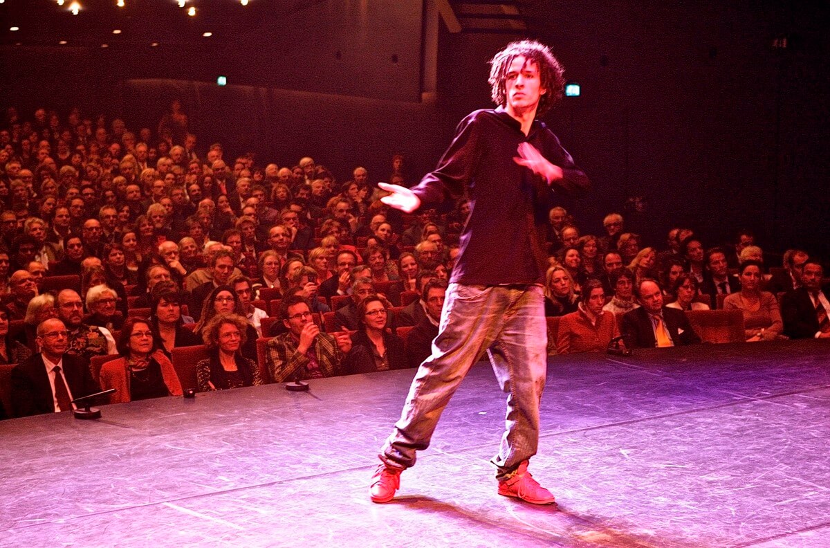 Colin Benders (Kyteman) dirigeert in 2010 tijdens de nieuwjaarsreceptie van de gemeente in de Stadsschouwburg. Foto: Ton van den Berg