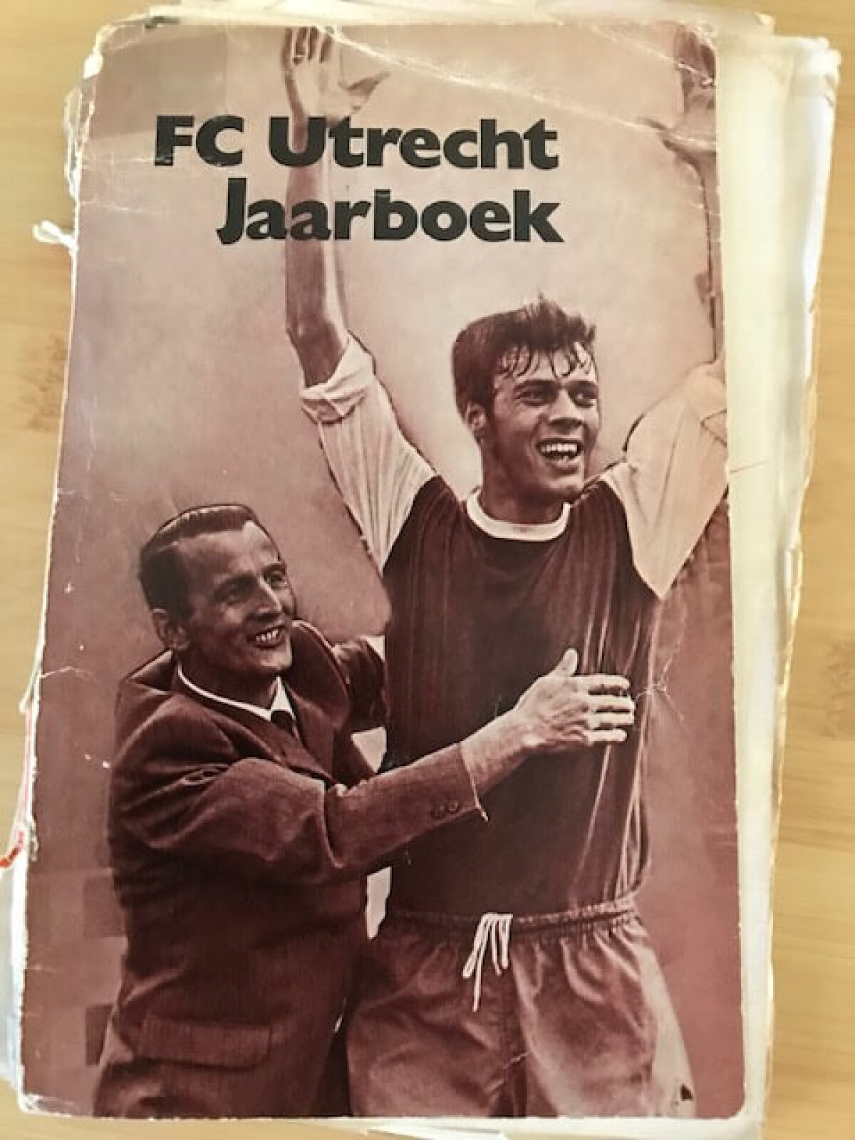 Het FC Utrecht Jaarboek, uitgegeven in 1970, geschreven door Ad van Liempt en Hans van Echtelt.