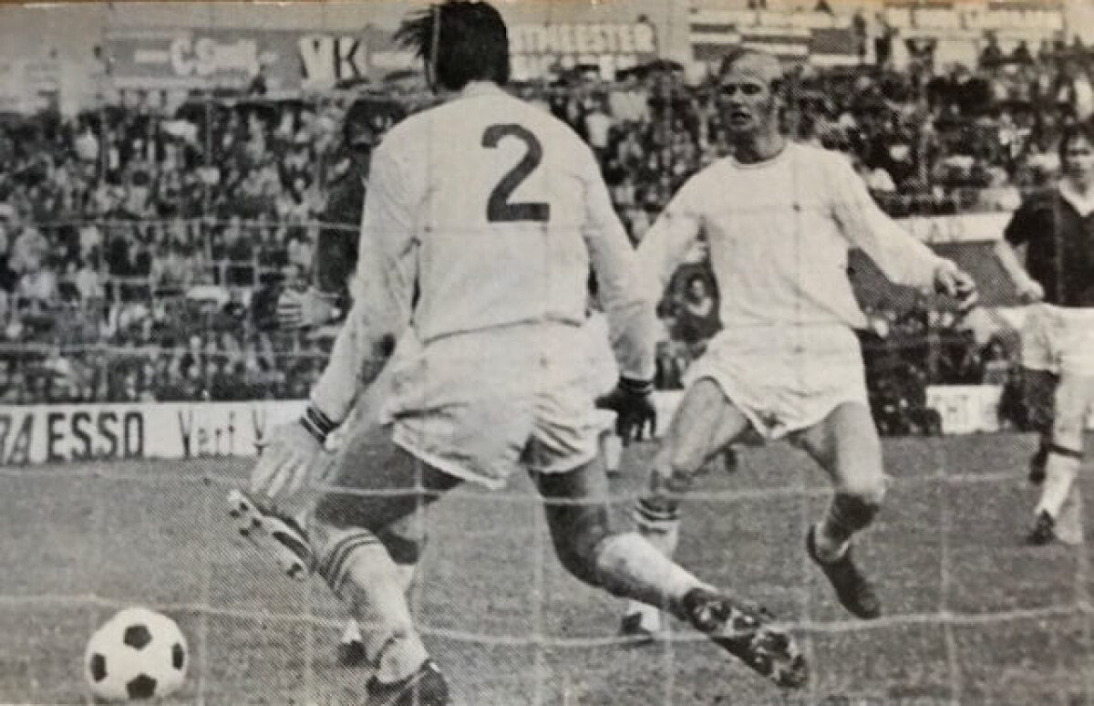 Co Adriaanse (nr 2) wordt belaagd door Johan Cruyff, rechts kijkt Ries Cote toe. Foto: archief