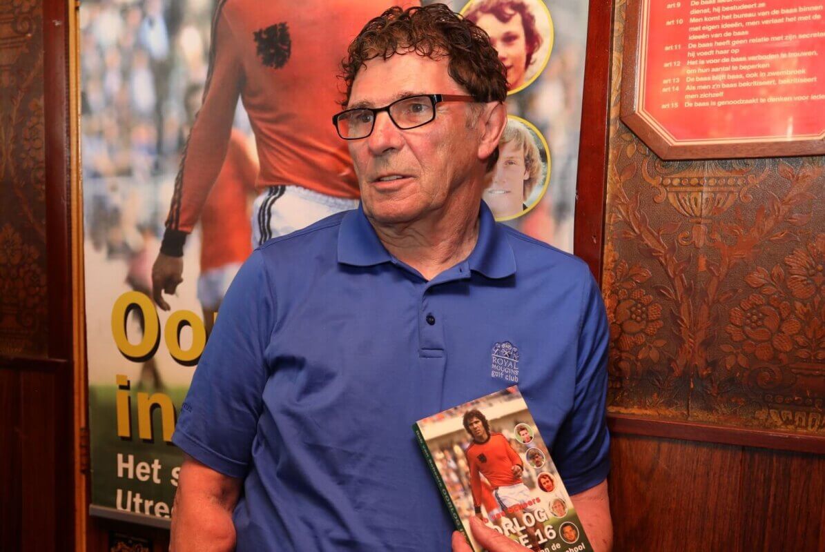 Willem van Hanegem in 2019 bij de presentatie van het boek Oorlog in de 16. Foto: Ton van den Berg