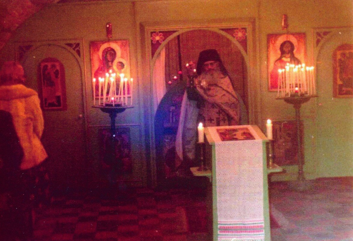 Pater Micheas tijdens een samenkomst in de raadskelder op 4 april 1976. Foto: boek RK-Byzantijnse gemeenschap