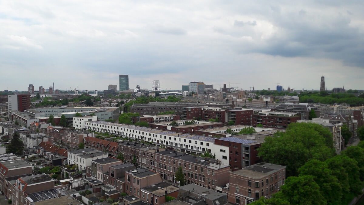 Tot nu toe koos Utrecht vooral voor laagbouw waardoor de Dom altijd goed zichtbaar bleef. Maar nu gaat de stad de hoogte in. Foto: Louis Engelman
