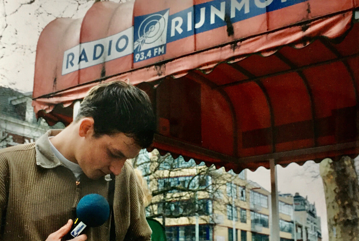 Sebastiaan Timmerman voor de ingang van Radio Rijnmond in 1998. Foto: Dik Binnendijk