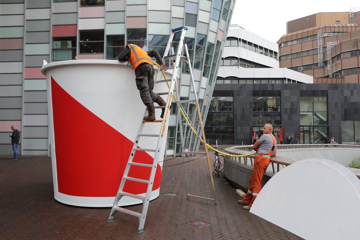 De Utrechtse emmer wordt met water gevuld. Foto: Ton van den Berg