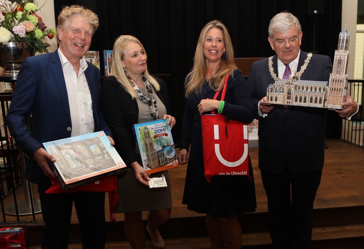 Promotie van Utrecht met spelletjes en puzzels. Links Cor Jansen van Utrecht-marketing. Foto: Ton van den Berg