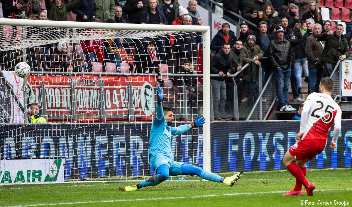 Ramselaar schiet kort voor rust de bal binnen 1-0. Foto: Jeroen Stoops