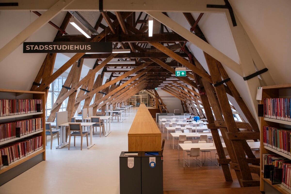 De nieuwe bibliotheek aan de Neude blijft vooralsnog gesloten. Foto: R. van den Lingen