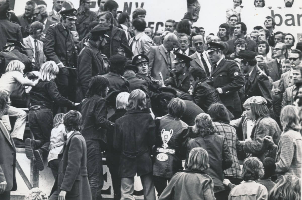 Politieoptreden op de tribunes in de Galgenwaard oktober 1972, Utrecht verlies van Ajax met )-1. Foto: Het Utrechts Archief