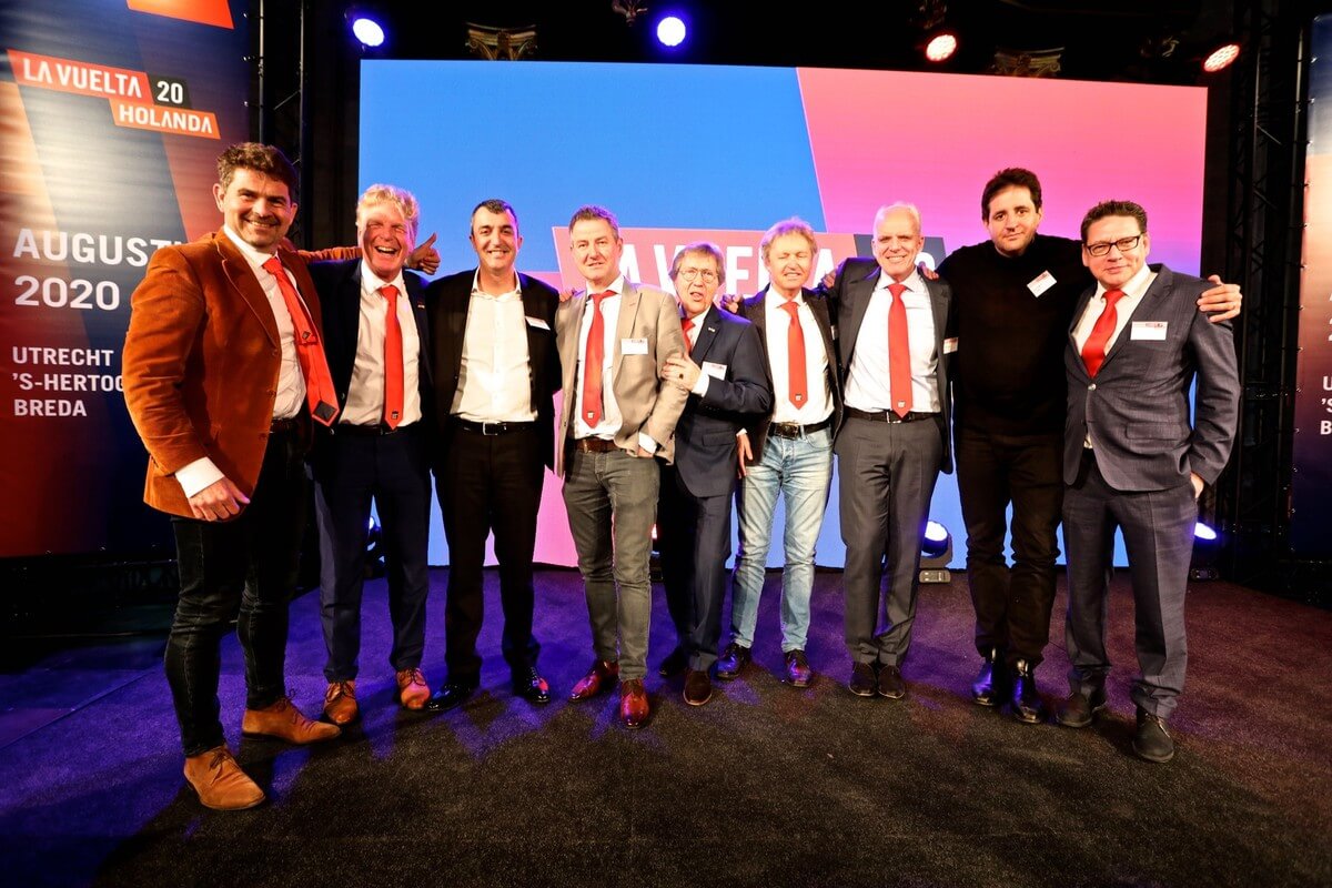 Leden van het Utrechtse business-peleton samen met Spaanse organisatoren geloven er in april 2019 nog heilig in. Foto: Ton van den Berg