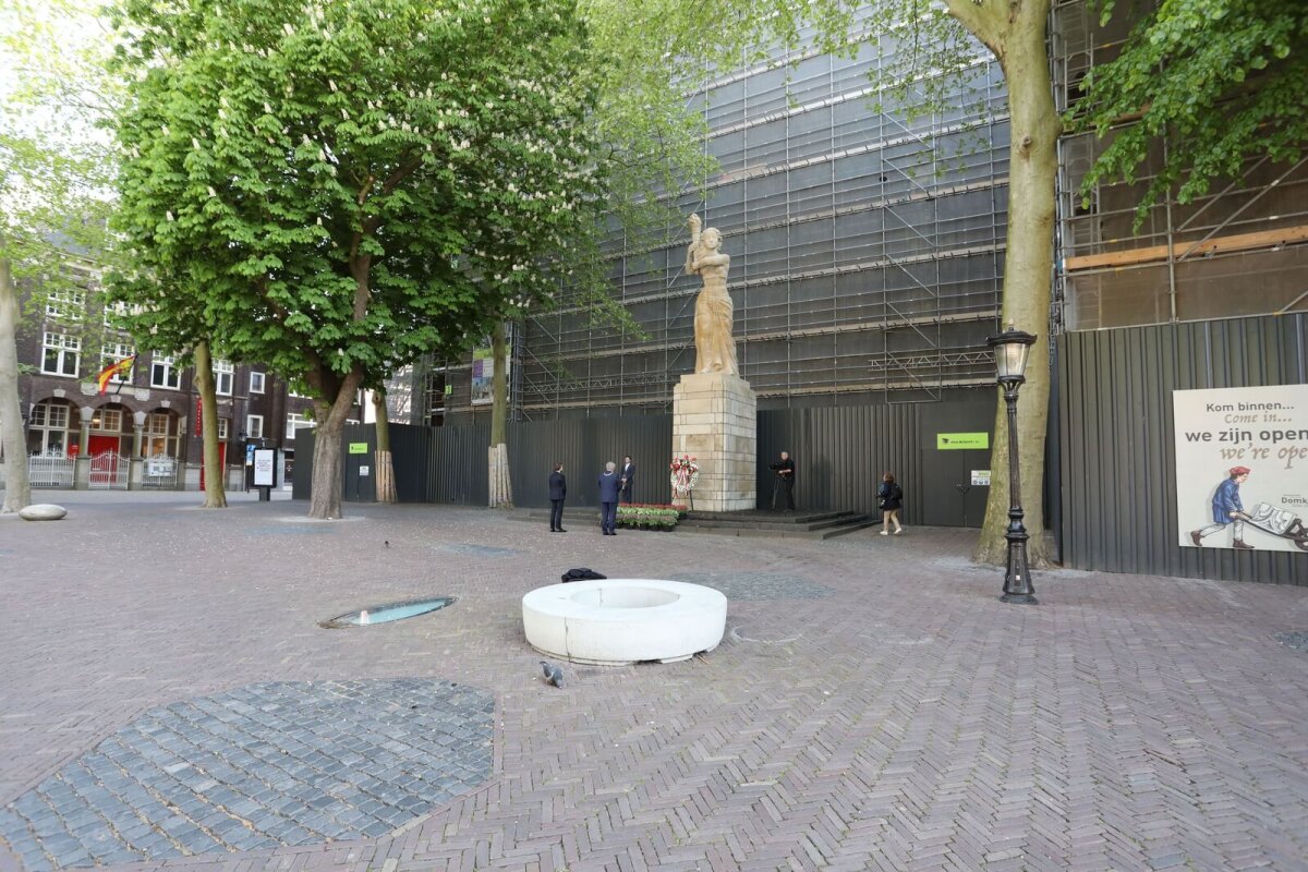 Burgemeester Van Zanen en Merlin Majoor van het Utrechtse comite 4 mei-herdenking bij het verzetsmonument op het lege Domplein. Foto: Ton van den Berg