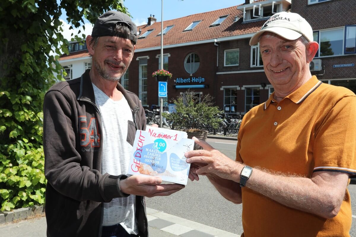 Eelco en Fred met de eerste vijftig gedichten. Foto: Ton van den Berg