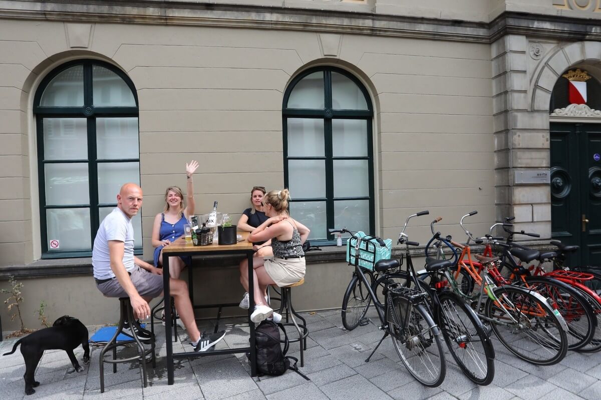 Extra tafels langs het stadhuis aan de Ganzenmarkt. Foto's: Ton van den Berg