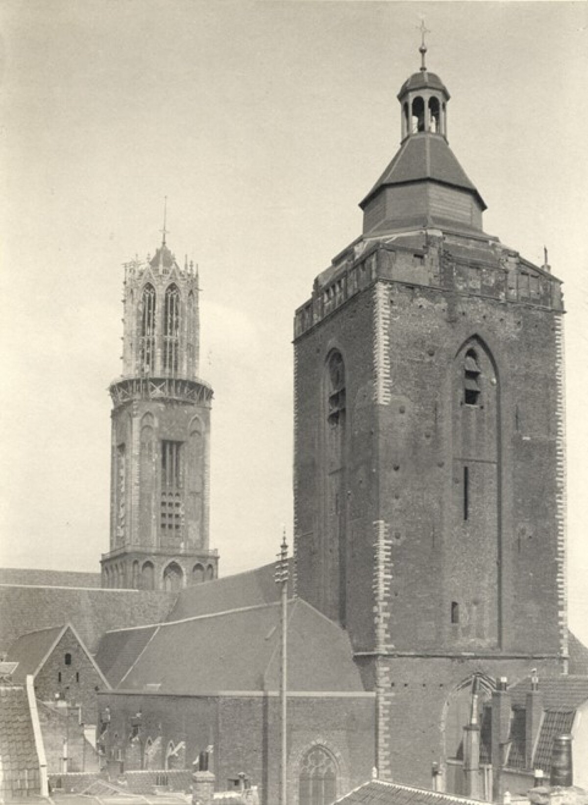 Foto uit 1909 waarop de kogels aan de westwand goed te zien zijn, aan de noordwand zijn ze minder goed te zien. De herstelling van het weggeschoten hoekstuk aan de noordwestkant is ook zichtbaar. Foto W.G. Boer / HUA
