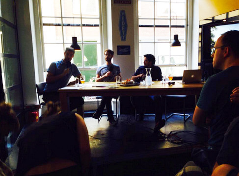 De interviewtafel tijdens Aan de Slachtstraat in Cafe 't Hoogt. Foto: Marc van der Laan