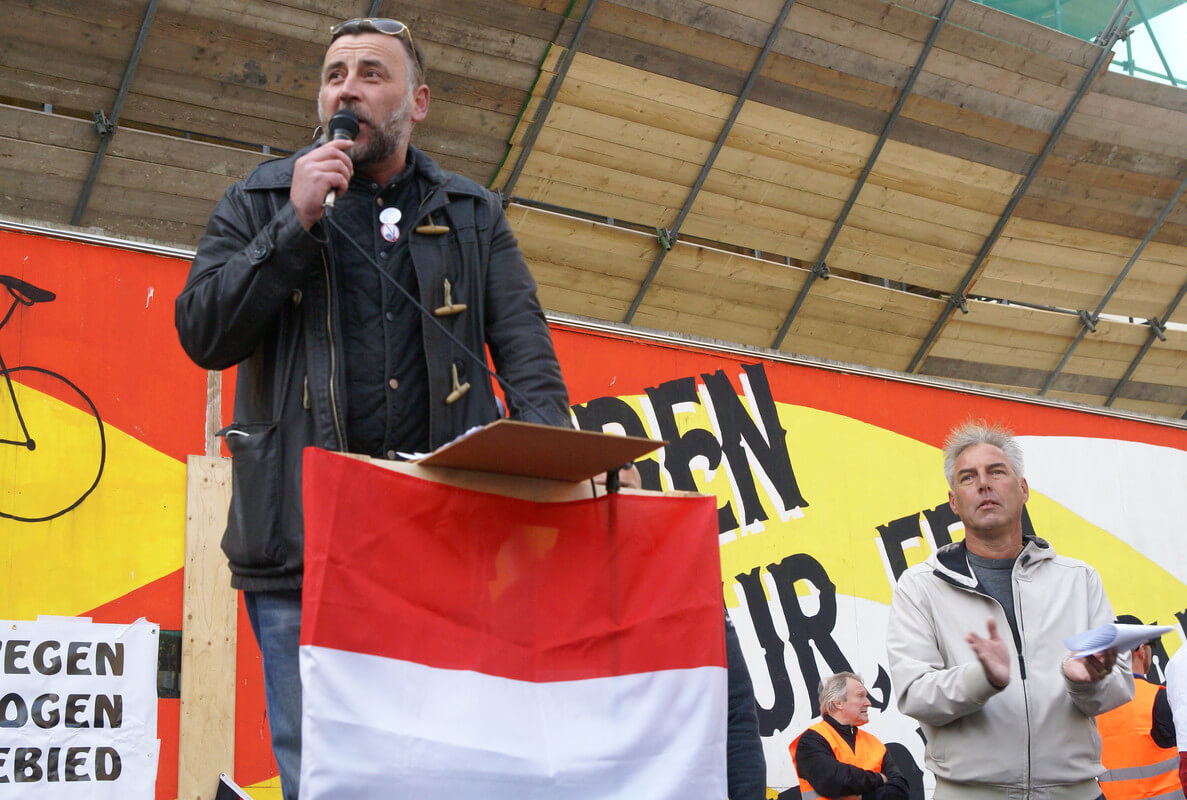 Lutz Bachmann speecht terwijl Edwin Utrecht (r) hem op de achtergrond aanmoedigt. 