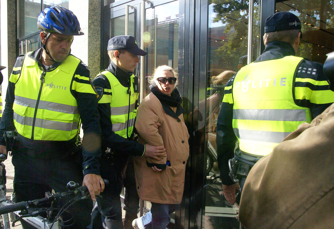 Een tegendemonstrant wordt gearresteerd ter hoogte van de Zara. Foto: Zita Eijzenbach