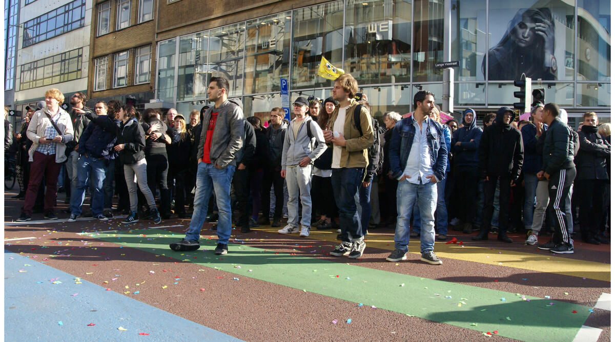 De tegendemonstranten roepen ook leuzen als 'Fuck the police'. Foto: Zita Eijzenbach