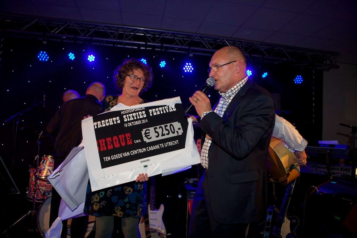 Een cheque voor Cabane. Foto: Ton van den Berg