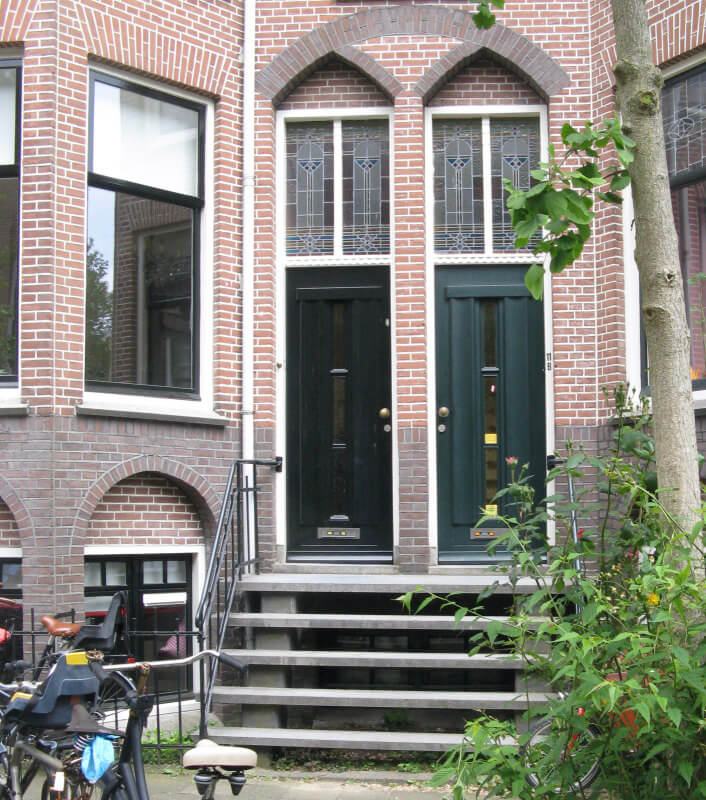 Trap naar de voordeuren van Bellamystraat 11 en 11 bis. Foto: Dik Binnendijk (2016)