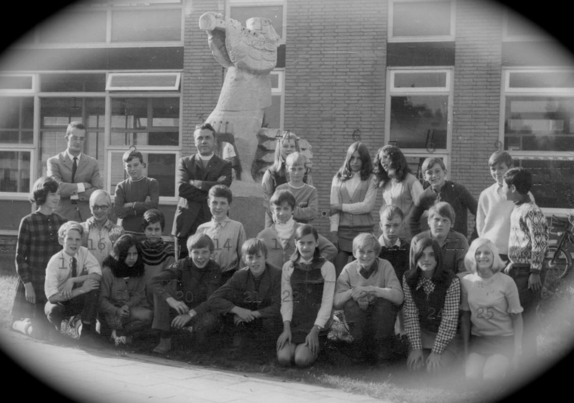 Klassenfoto 1969/1970 bij het beeld, met Ton van den Berg geknield midden vooraan (nummer 21).