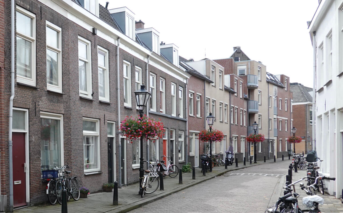 De Bergstraat met bloembakken. Foto: Dik Binnendijk (2019)