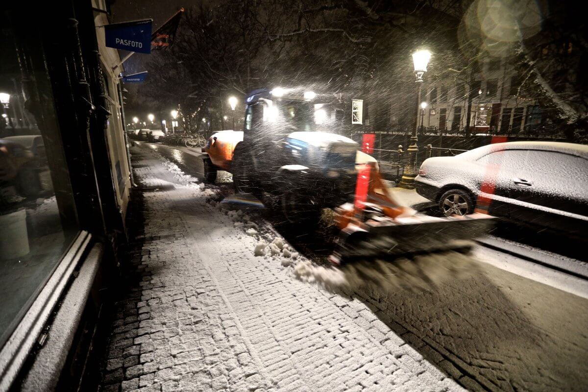 Sneeuwruimer op de Oudegracht.