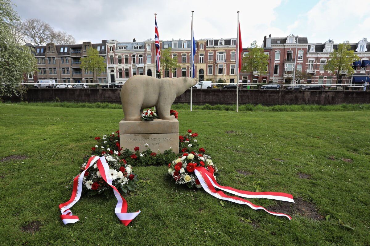 Het monument van de Polar Bear van kunstenaar Marie-Jose Wessels. Foto: Ton van den Berg