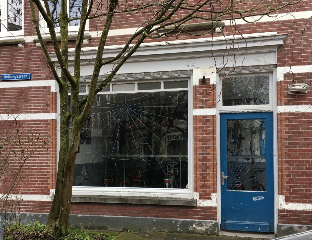 De oude slagerij is een fietsenstalling. Foto: Dik Binnendijk