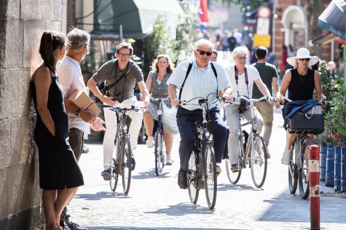 Burgemeester Jan van Zanen op de fiets onder de Domtoren, een foto van DUIC. Foto: Robert Oosterbroek