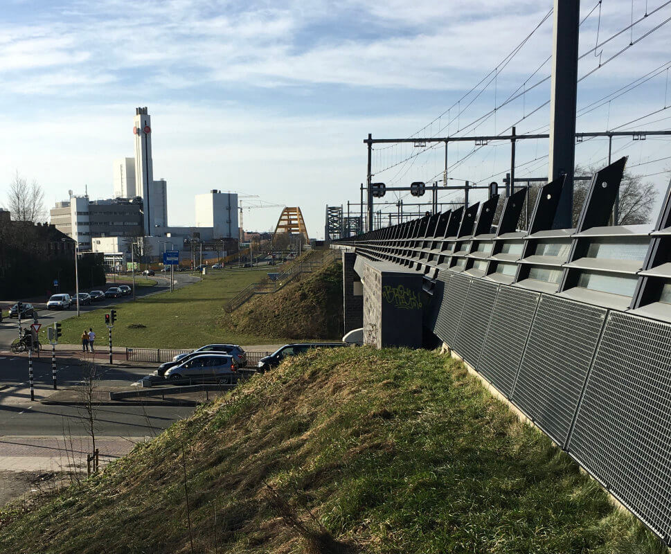 Uitzicht op het Douwe Egbertscomplex, de gele Hogeweidebrug en 2 spoorbruggen. Foto: Dik Binnendijk