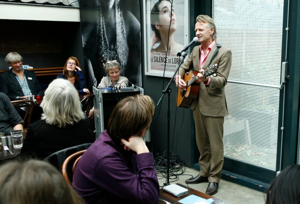 Jeroen van Merwijk tijdens een literatuurfestival in 2008 in het Louis Hartlooper Complex. Foto: Ton van den Berg