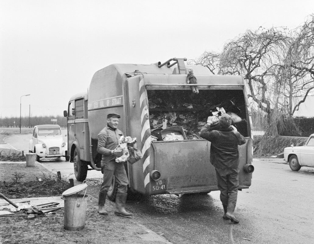 Vuilnis ophalen in de omgeving van Utrecht. Foto: L.H. Hofland (1969); HUA