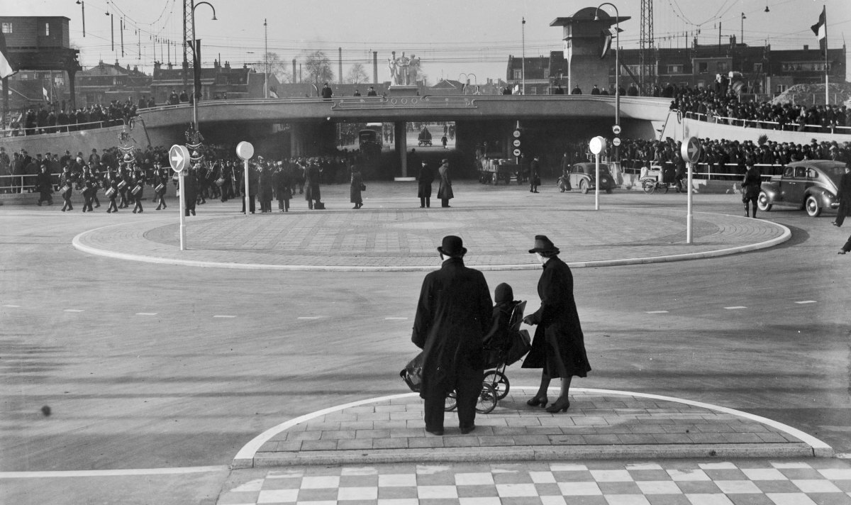 De opening van de Leidseveertunnel in december 1940 met bovenop de tunnel het beeld. Foto: G.J. Lauwers / HUA