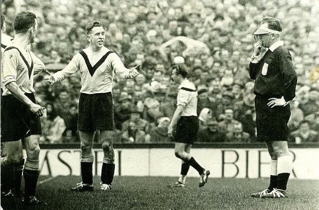 Het oude Galgenwaard. Publiek dicht op het veld en scheidsrechter Beltman met zonneklep in 1958. Foto: Archief