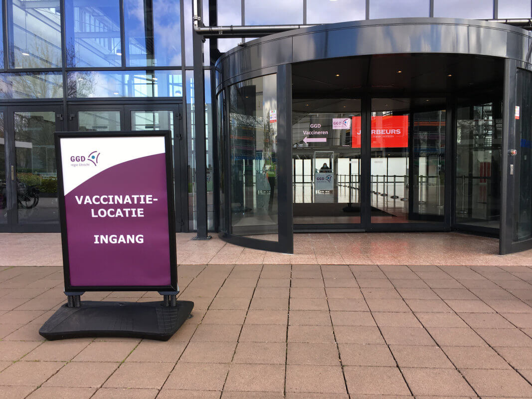 Het is rustig bij de Vaccinatielocatie in Hal 4 van de Jaarbeurs. Foto: Dik Binnendijk