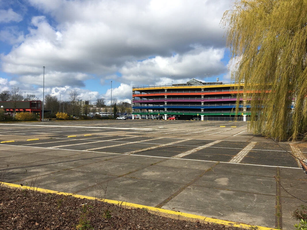Parkeerterrein P4 en de veelkleurige parkeergarage bij de Truus van Lierlaan. Foto: Dik Binnendijk