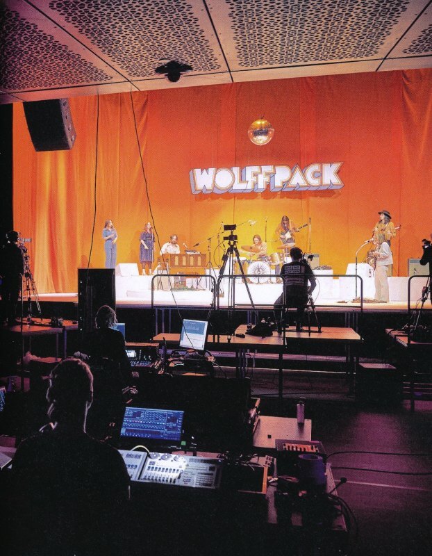 Popgroep DeWolff tijdens een live-uitzending. Foto uit boek Off/On