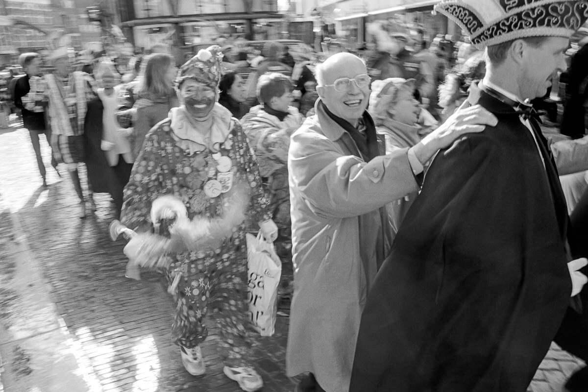 Gerrit Jansen tijdens een polonaise op de Stadhuisbrug ca 2004. Foto: Nol van Dongen