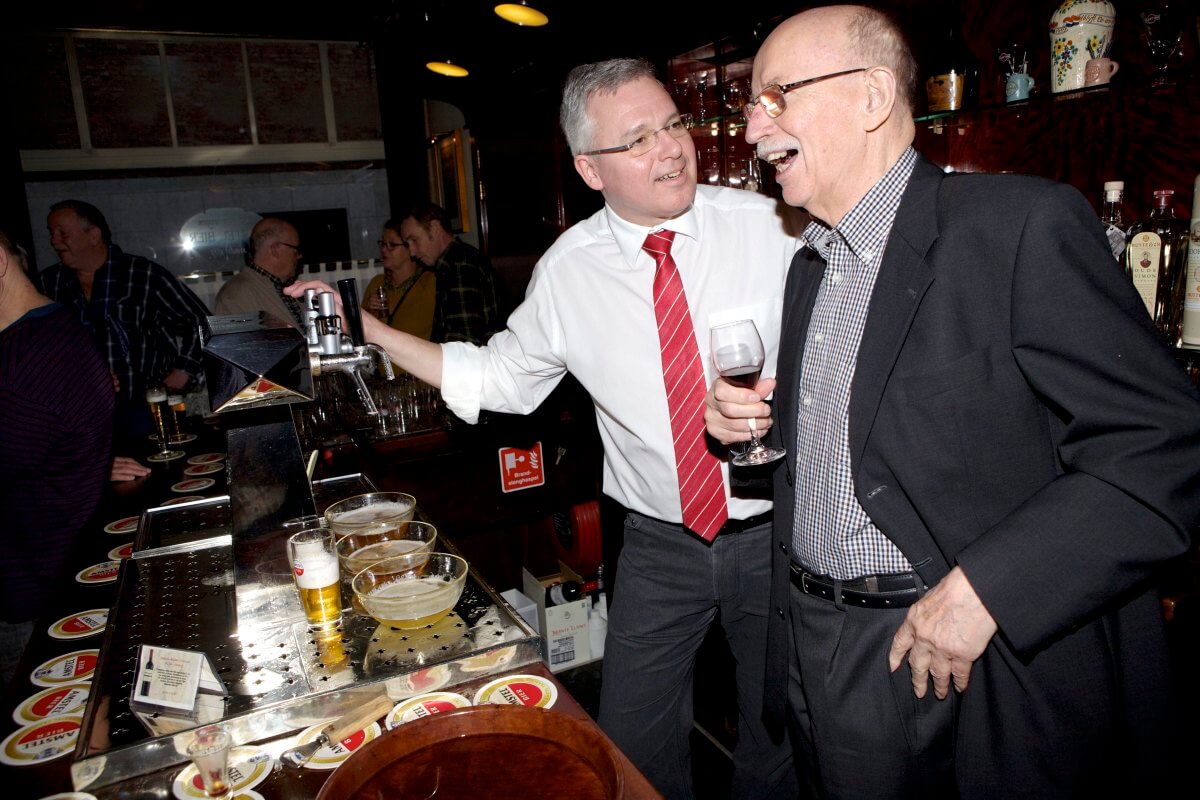 Gerrit Jansen (r) met kastelein Nico Veerman in café Van Wegen. Foto: Ton van den Berg