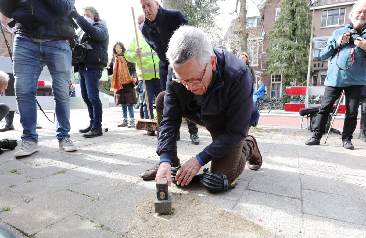 Hans van Lier plaatst de struikelsteen. Foto: Ton van den Berg