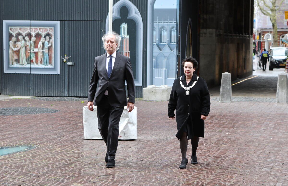 De heer Taselaar en burgemeester Dijksma. Foto: Ton van den Berg