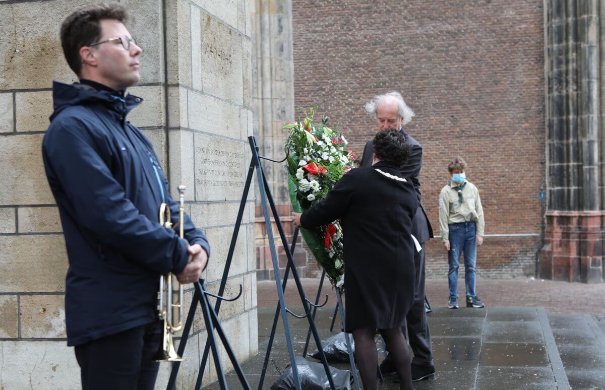 De kranslegging. Foto: Ton van den Berg