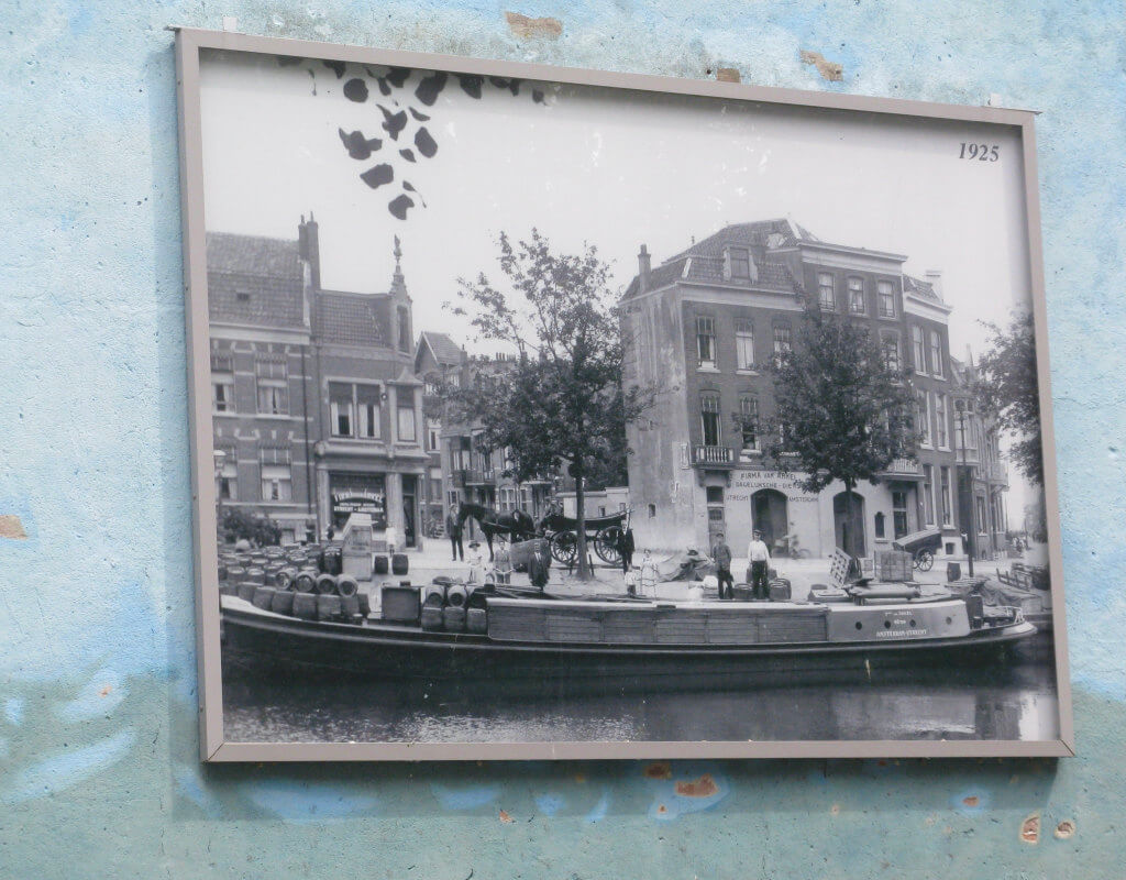 In 1925 was bij de Bellamystraat de laad- en losplaats van Firma van Arkel. Deze oude foto hangt aan de muur van het voormalige Van Arkel-pand waar goederen werden opgeslagen. Foto: Dik Binnendijk