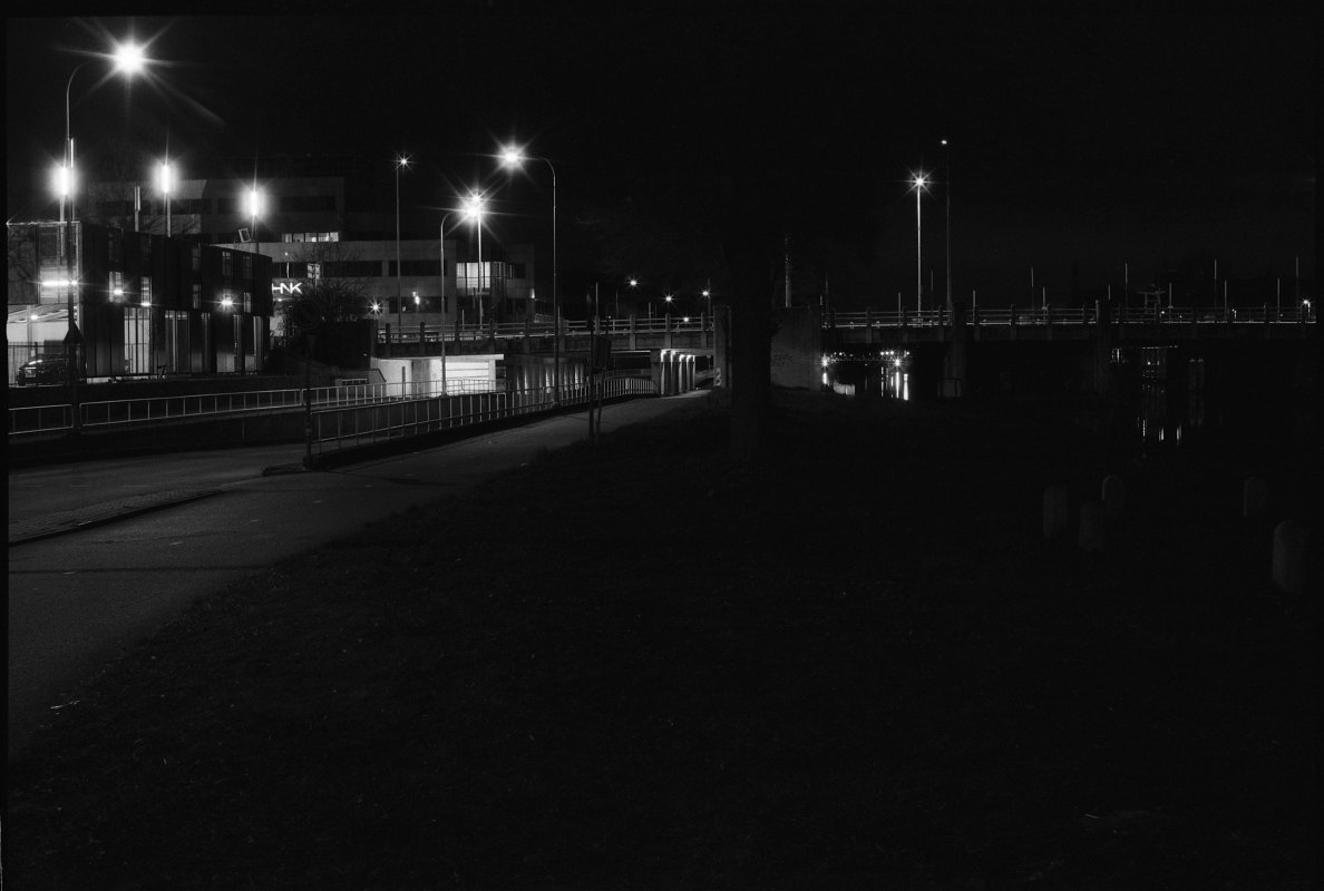 De Sowetobrug in een stille donkere nacht, zonder de strepen van een stroom verkeer.
